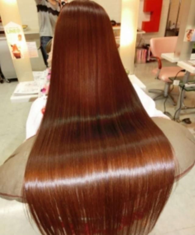 自来卷头发怎么变直变顺滑？离子烫拉直太伤发，现在流行蛋白矫正