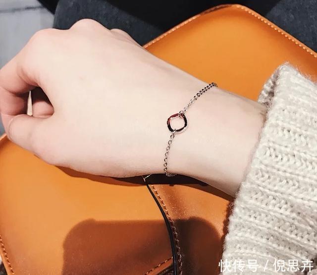 戴银手镯已经过时了,今年开始流行戴这样的手链,超好看