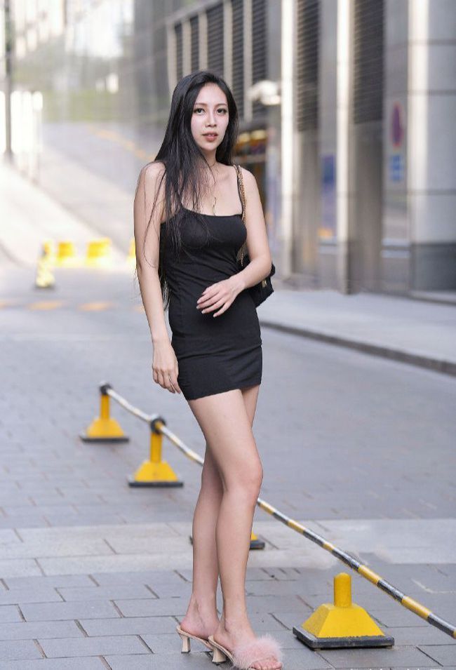 大长腿 时尚的吊带包臀裙,展现完美的曲线与成熟知性,展现完美身材