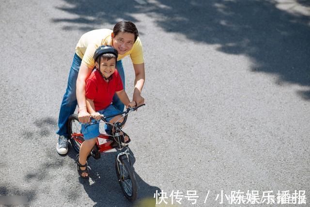 淡定|“最淡定爸爸”走红,任由俩孩子玩奶粉,网友家有矿吗