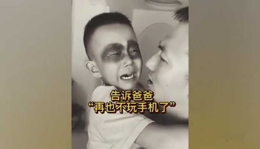 孩子|亲妈趁儿子睡觉,画黑眼圈教育少玩手机,娃醒了后以后再不玩了