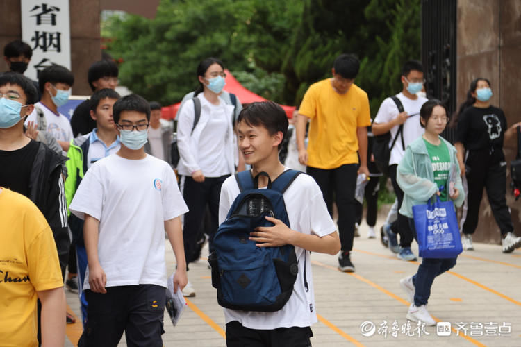 齐鲁壹点|部分考生结束高考，考点前手捧鲜花和老师家长合影