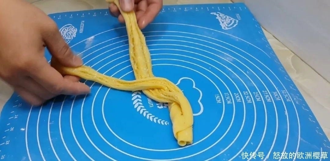 面包这样做才好吃,加4个鸡蛋,比蛋糕简单好吃,没烤箱也能成功