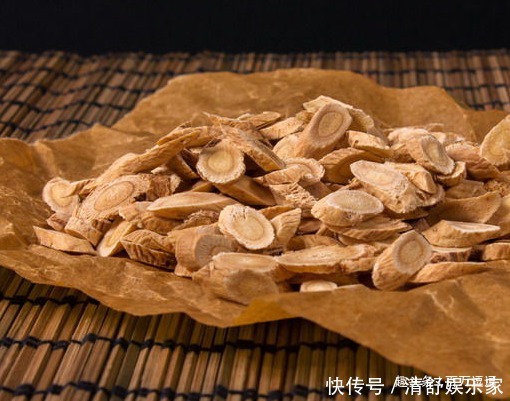 黄芪泡水喝好处多多，但是2类人喝了，可能是“自找苦吃”！