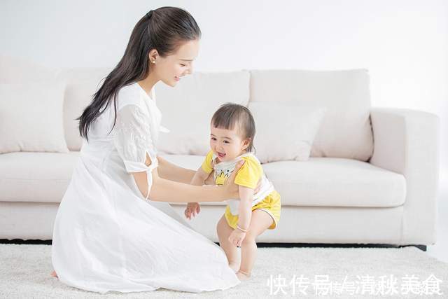 萌娃|广场上爸爸翻跟斗,两岁萌娃模仿成滚地,网友笑翻:孩子真聪明