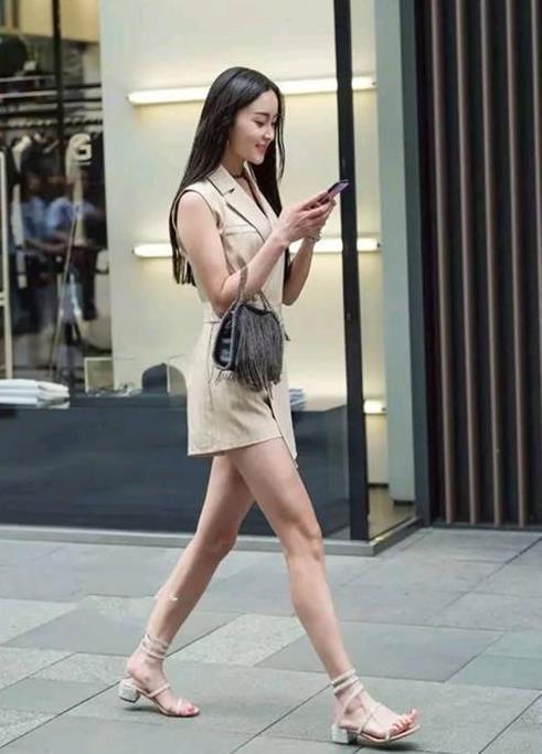 美女|街拍:芳菲妩媚的美女,黑色连衣裙外搭外套,尽显达人气质