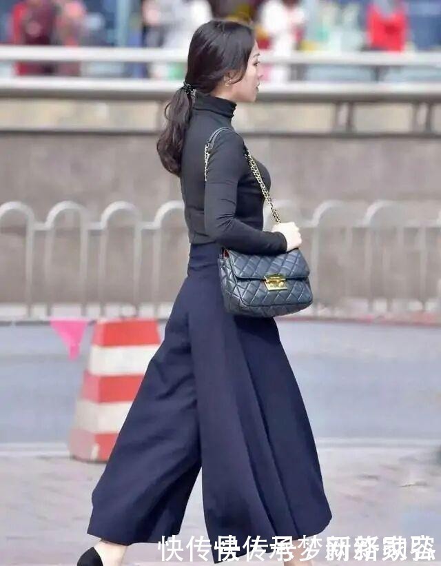 “阔腿裤”过时了，如今流行“裙装裤”，这样穿时髦又接地气！