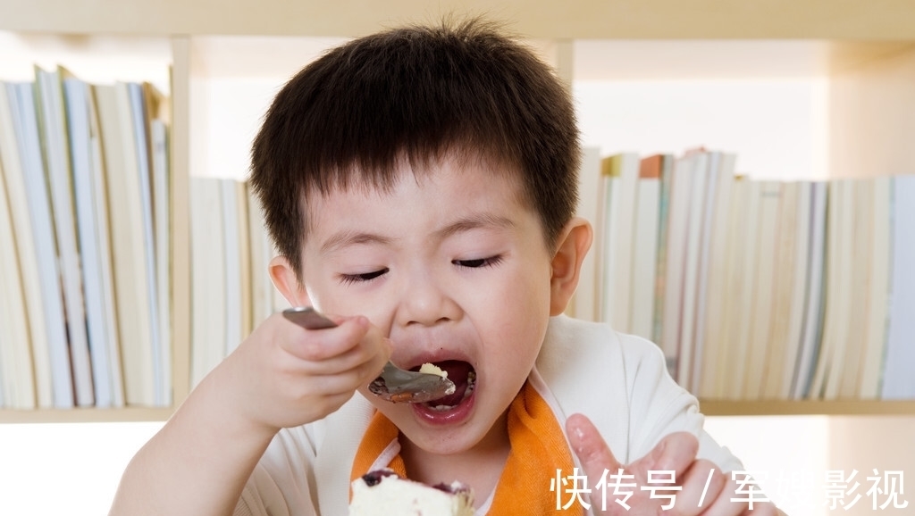 爸爸|爸爸身高一米八,儿子竟是“小矮子”,医生:饭后2个行为很重要