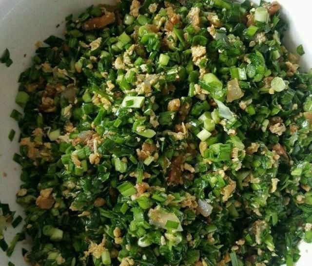 好吃|做饺子馅,韭菜别直接拌,用“它”搅一搅,韭菜脆嫩好吃,不出水