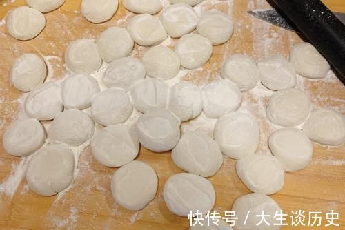好吃|酸菜饺子好吃有诀窍,教你调馅的正确方法和用料,饺子不好吃才怪