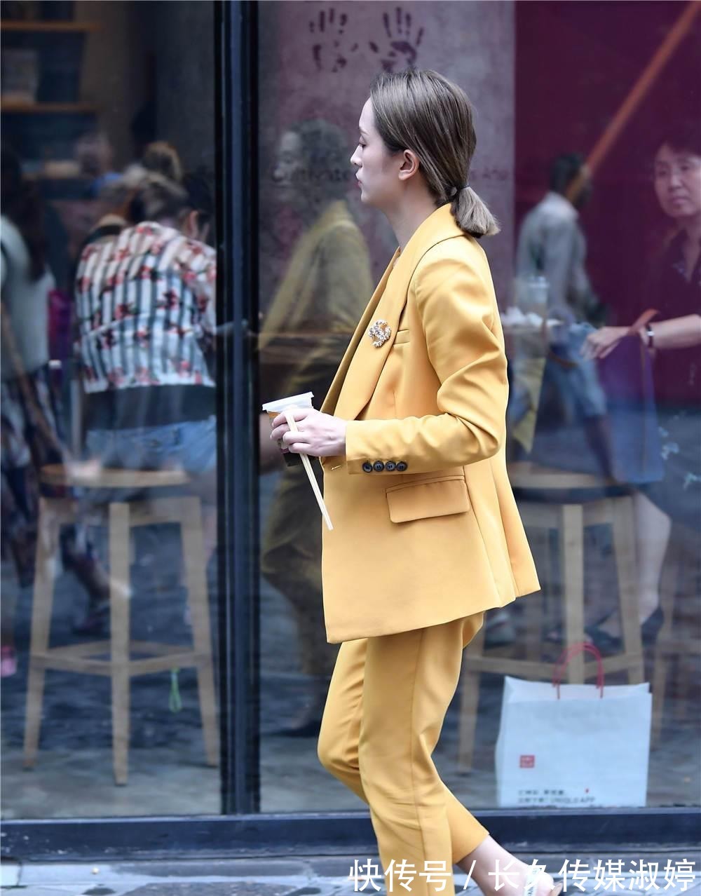 职场|黄色小西服套装,搭配尖头猫跟鞋,职场风格搭配