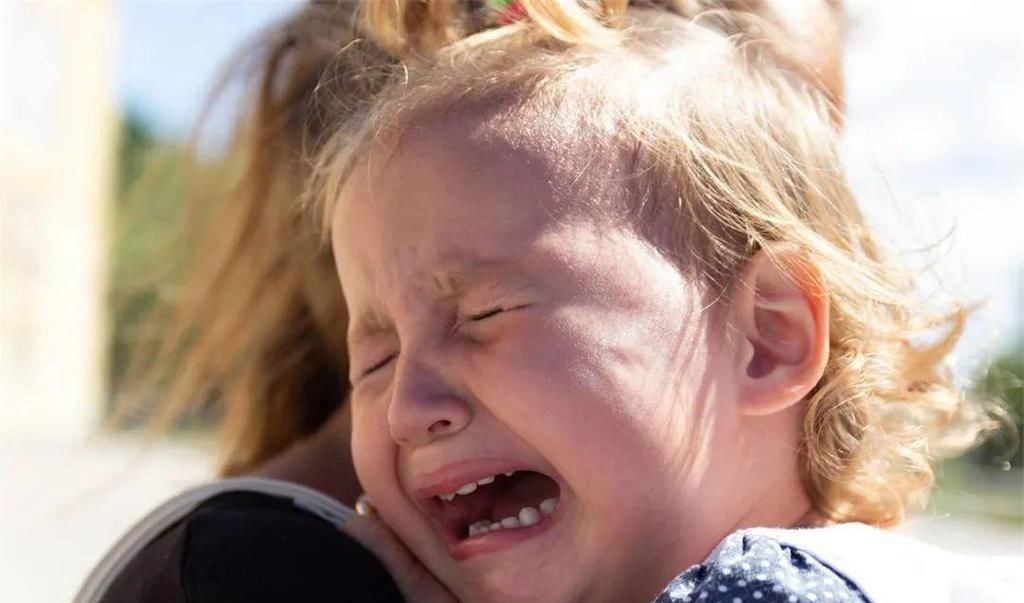 心理健康|“把我奶都气没了!”宝妈迟到2分钟大闹机场,巨婴行为引争议