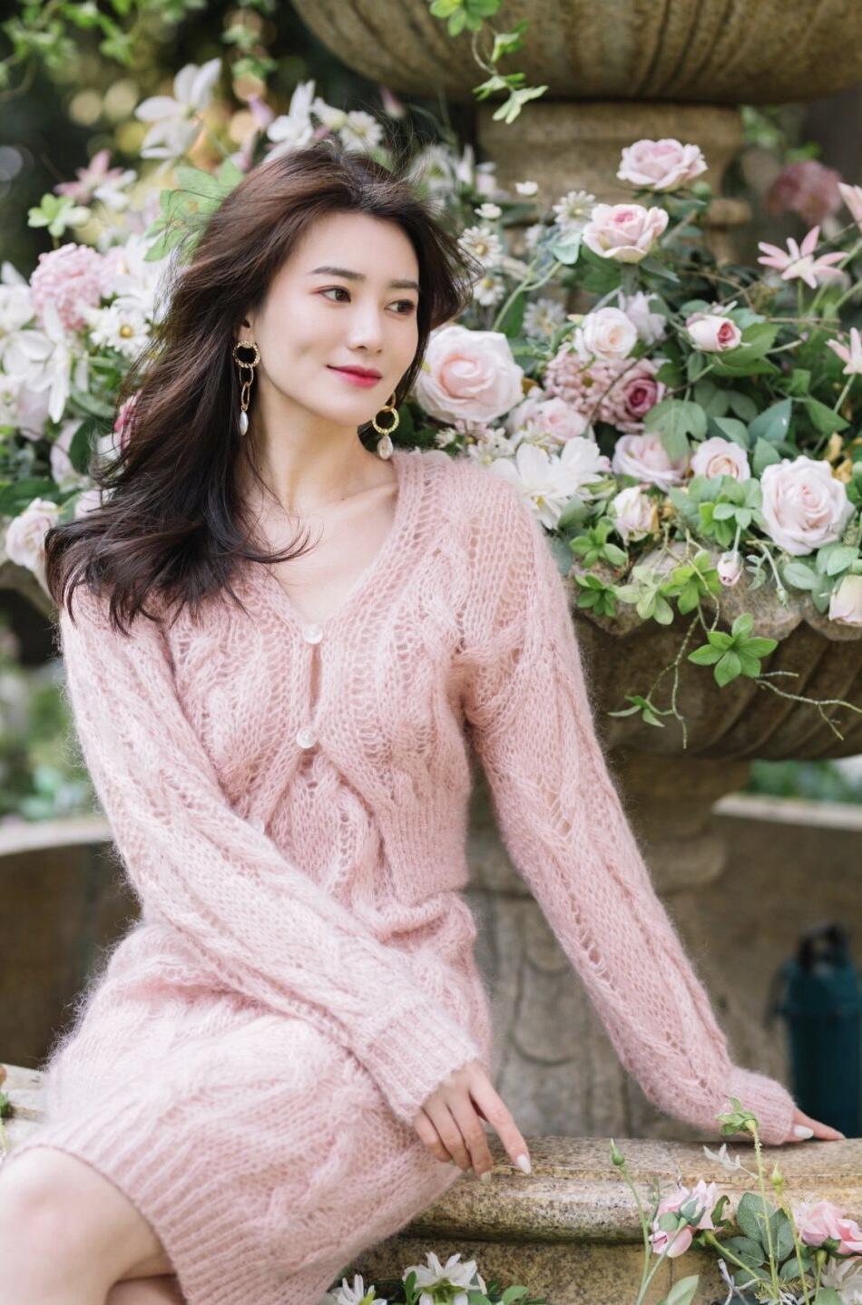 大长腿 冬天就适合穿“粉色毛衣”,保暖温柔又有格调,清新减龄又显气质