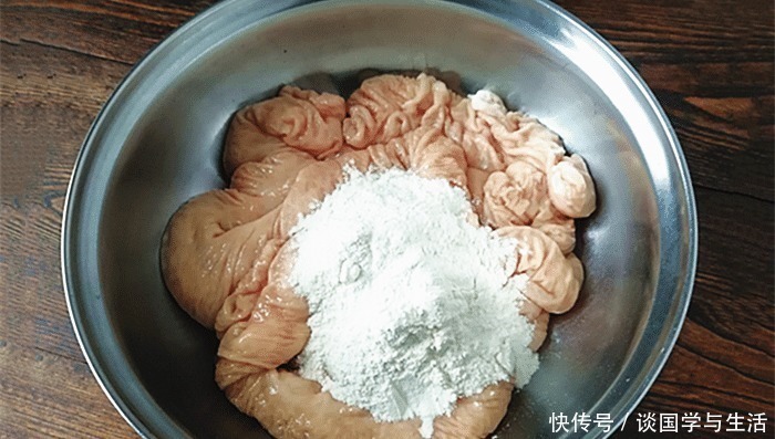 肥油|洗猪大肠时，大厨教你一招，简单实用，洗得又快又干净，还没腥味