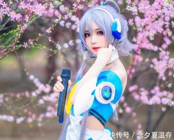 腰坠|中学生Cos洛天依，身材，造型完美还原！网友次元壁被吃了！