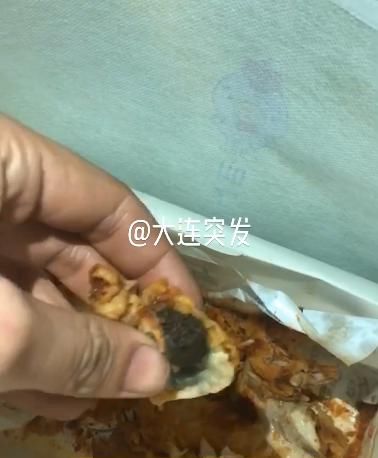  订叫|大连一市民订叫了个炸鸡吃出鸡屎 商家：上门和你谈谈