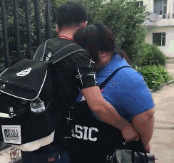 |搞笑GIF：穿成这样想给女友一个惊喜 没想到她给了我一个更大的惊喜