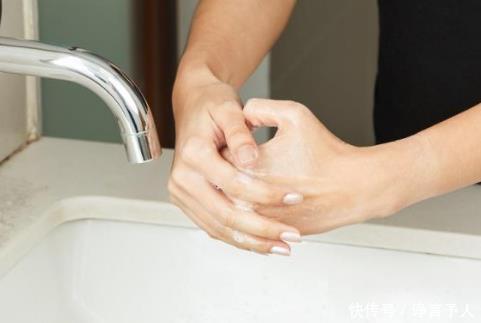 月经期间|女性换卫生巾的几个坏习惯，会伤害子宫，改掉1个也不错