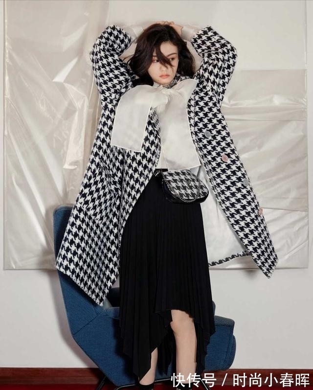 千鸟格|华为小公主姚安娜真放得开,穿千鸟格连衣裙前面优雅,后背惊艳