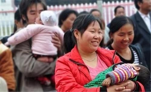 妹妹|哥哥帮妈妈哄妹妹午休,结果自己先睡着了,妈妈看后又暖心又好笑