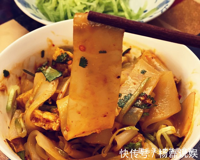 婆婆做了30年的凉皮,配方和比例全告诉你,不破不碎,爽滑又筋道