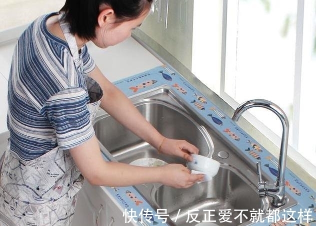 厨房|现在越来越多人厨房不用定制橱柜了, 如今都装这种, 30年不会坏