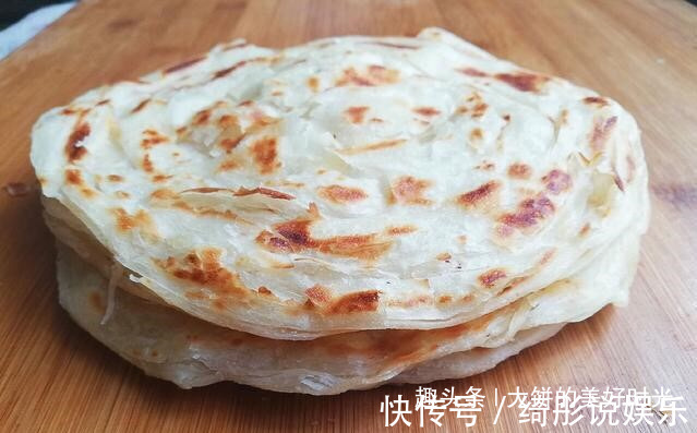筋道|一碗面粉，开水一烫，简单搅一搅，柔软筋道，放凉不会硬，太好吃