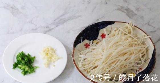 简单一炒十分钟就出锅，酸甜可口，不用担心剩米饭吃不完了！