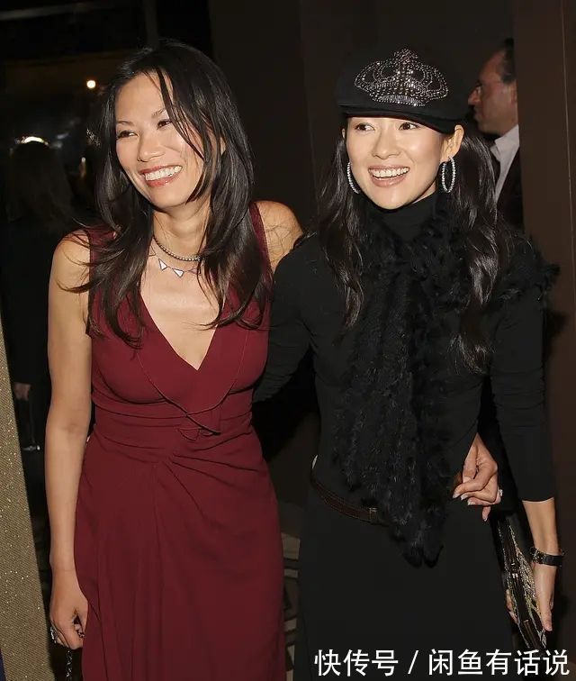 收腰|邓文迪越老越有魅力,穿深V礼服配高定珠宝,气质拿捏得真到位