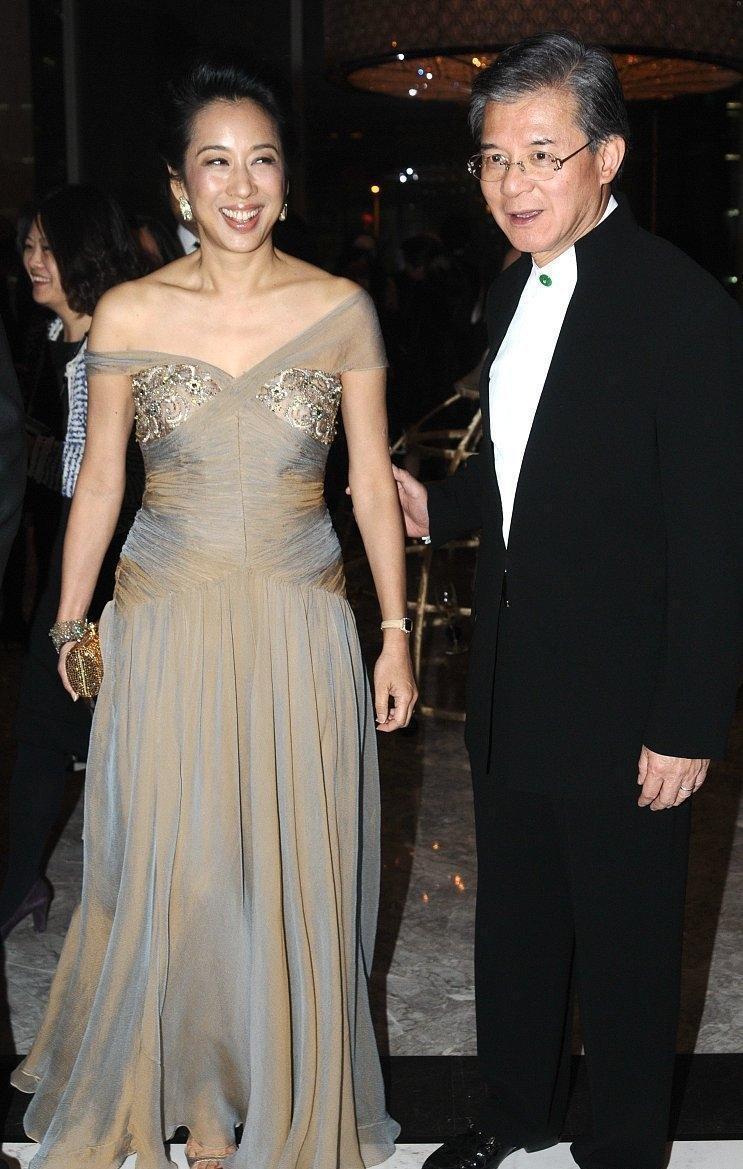 朱玲玲颜值高气质更高，穿无袖上衣搭配九分裤漂亮大气，身材傲人