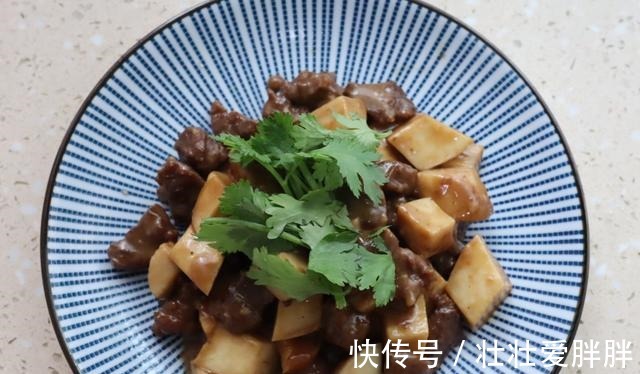 下饭|蒜香酱牛肉粒杏鲍菇，嚼劲十足，美味下饭！