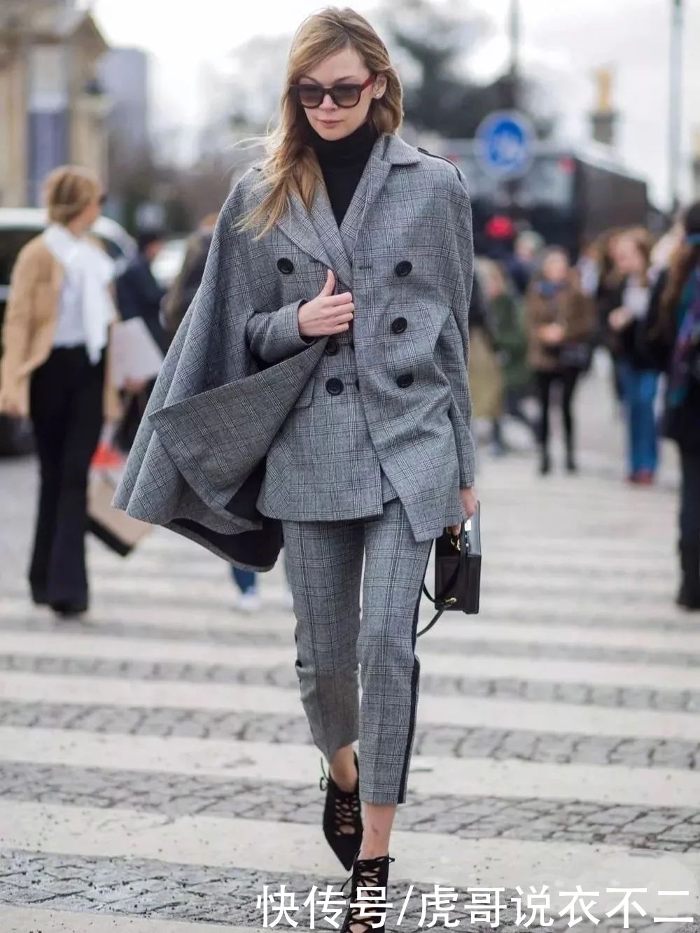 冬末别总穿基础款大衣，斗篷式大衣才是时尚C位，遮肉显瘦大气场