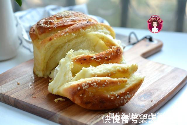 面团|面包没出炉就满屋飘蒜香,早餐零食不愁了,没菜没酱手撕吃一个