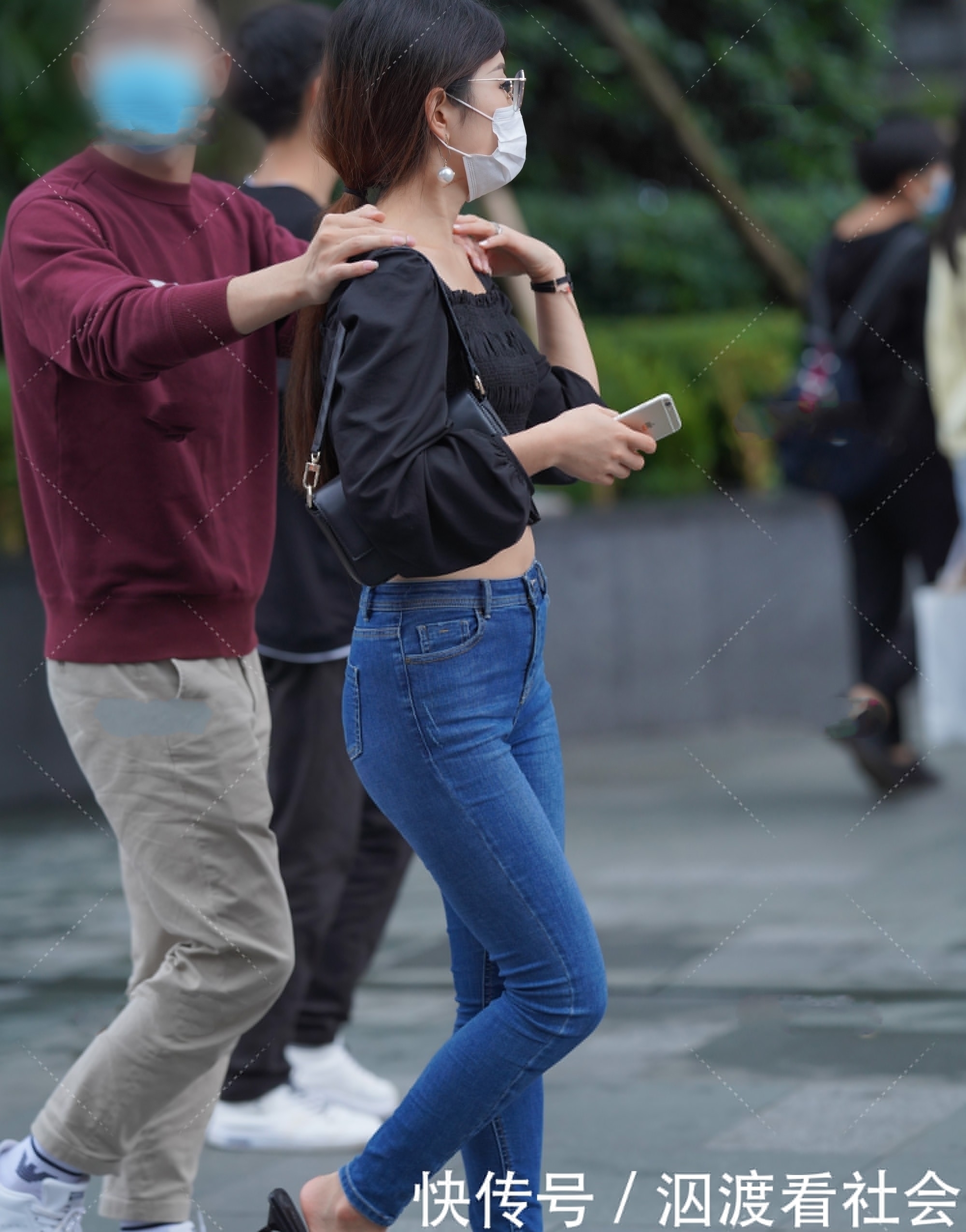 方领长袖搭配牛仔裤，穿起来舒适又随意，休闲百搭