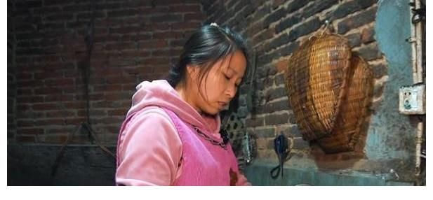 千万网红桃子姐获央媒力捧，牛爱芳却遭网曝，白岩松早已透露真相