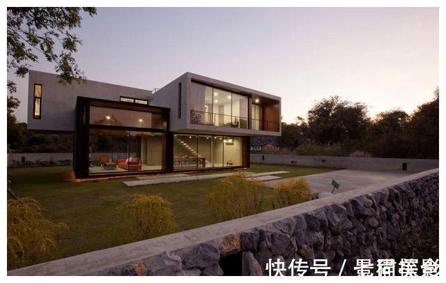 房屋|用5毛钱水泥板自建别墅,十几万的花费,步入室内就被迷住了!
