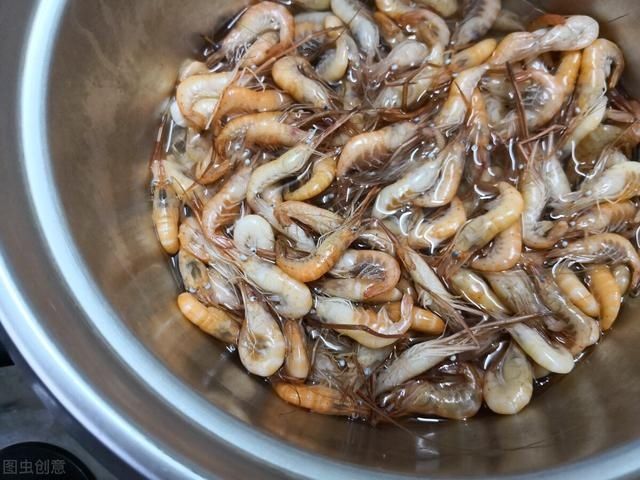 微红|丝瓜和大虾是绝配，三伏天要多吃，清凉祛暑热，安然度过夏天