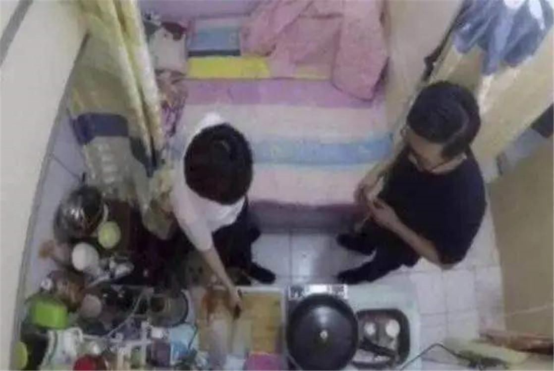 小丽|勇气可嘉一家三口住24平房间，厨房用来当卧室，父母还生二胎