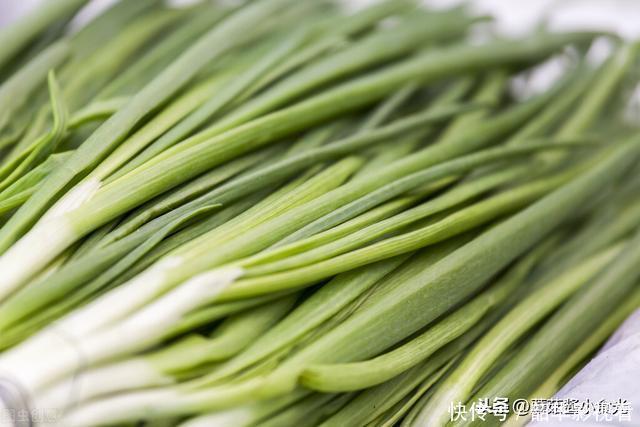 冬天大葱这样保存，比冰箱还管用，存放几个月也不空心不烂根