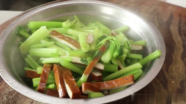 这才是芹菜炒香干最好吃的做法,芹菜爽脆香干嫩,原来是这样做的