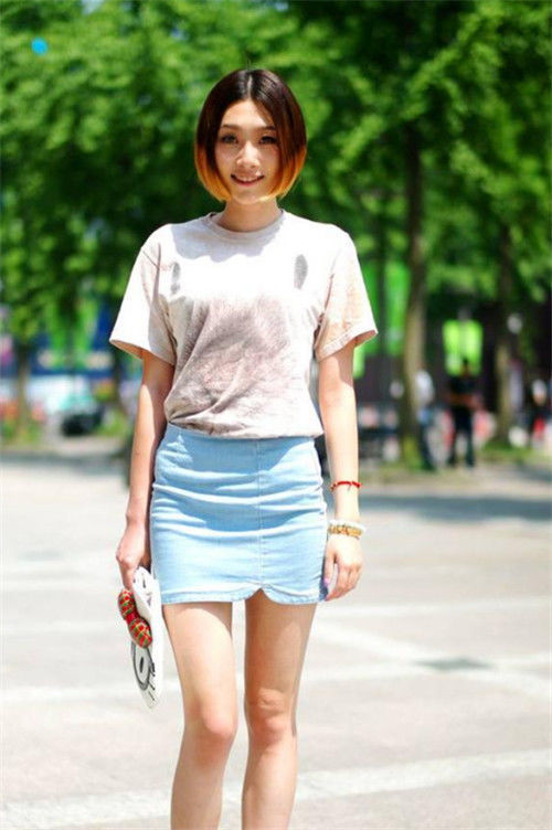 街拍:短发美女体恤配牛仔短裤,秀出健美双腿,阳光靓丽充满活力