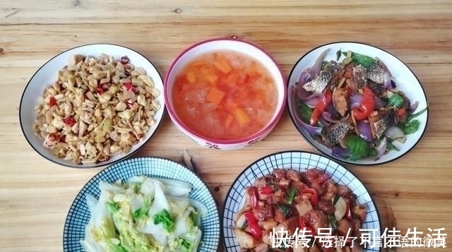 小米椒|朋友圈晒晚餐，2荤2素全光盘，婆婆看了连夜给我转账，心好累