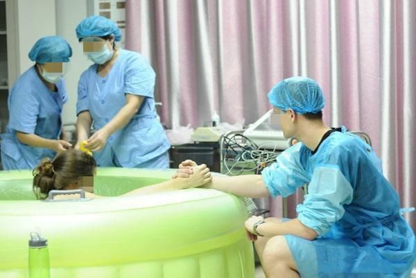 二胎|41岁主持人水中生二胎,不打无痛自己接生,水中分娩不妨了解下