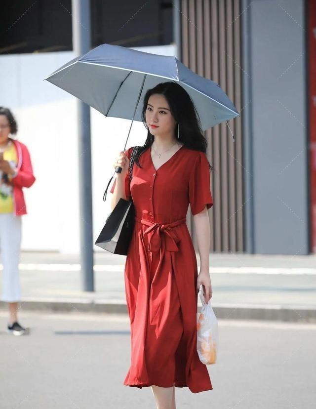 充满活力|小姐姐扎着一个小小的丸子头，让她显得青春又充满活力