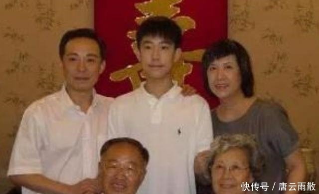 京剧大师于魁智的爱情:一个吃炸酱面一个吃西餐,30年恩爱如初