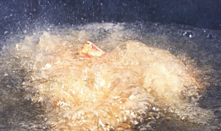 大虾不要再白灼了，教你一个做法，鲜咸入味又酥脆，好吃又下饭