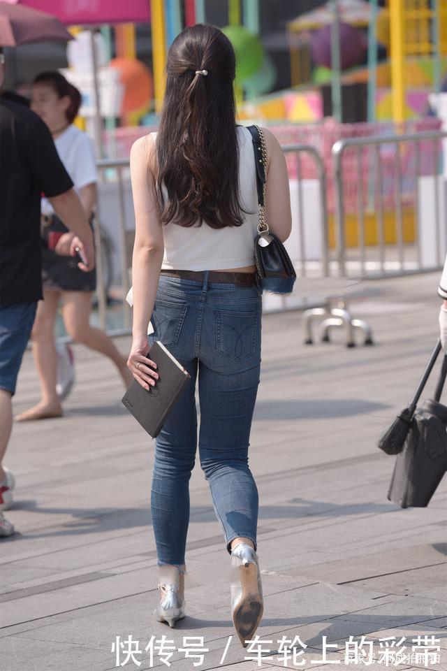 得体|白色背心搭配牛仔裤,简单大方又得体