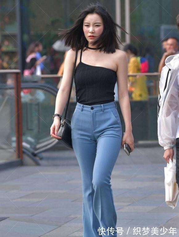 气质|个性女生的穿搭,单吊带衫配直筒裤,穿出了惊艳的美,气质迷人