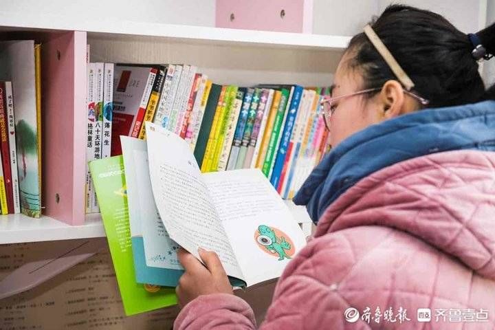 齐鲁晚报·|益·互动｜送出一本课外书，为希望小屋孩子们的新学期添色彩