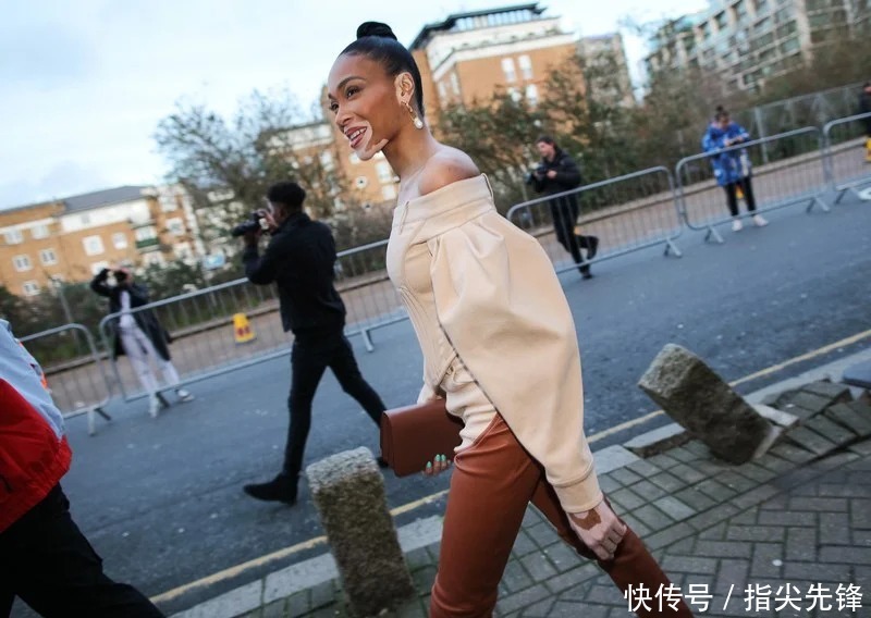 100块把土鳖宅男变鲜肉超模,英国俩沙雕小哥把时尚圈玩坏了